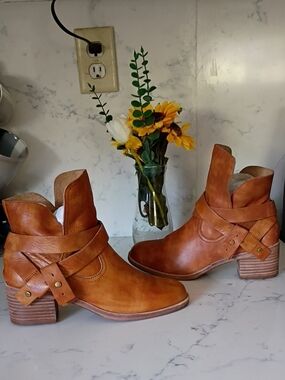Ugg Women's Leather Ankle Boots with Wrap Strap